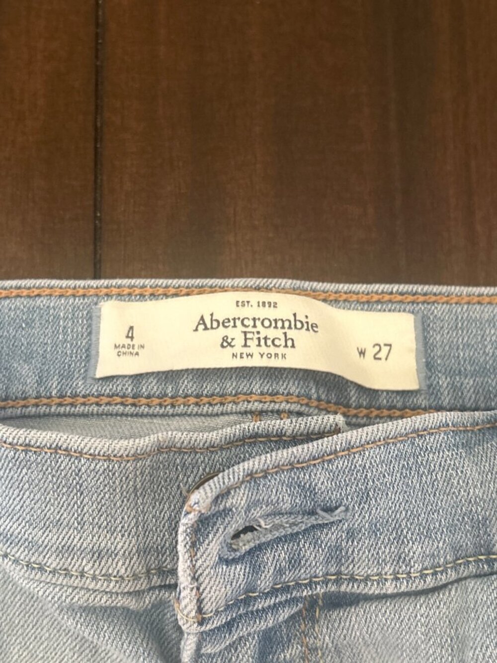 Abercrombie & Fitch Womens Distressed Light Wash Denim Shorts W27 Frayed Hem - Picture 3 of 10
